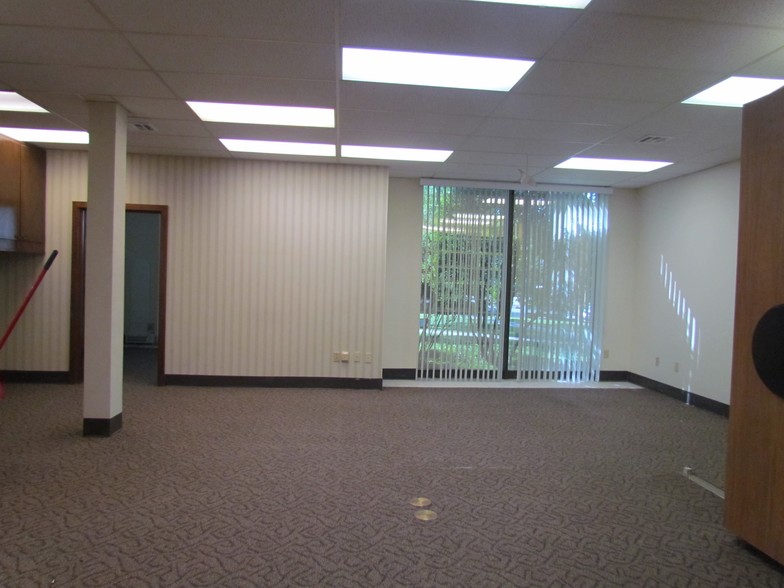 21 NW 44th St, Lawton, OK for lease - Interior Photo - Image 2 of 8