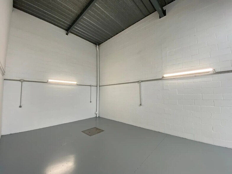 Flex in Eaubonne for lease - Interior Photo - Image 3 of 7