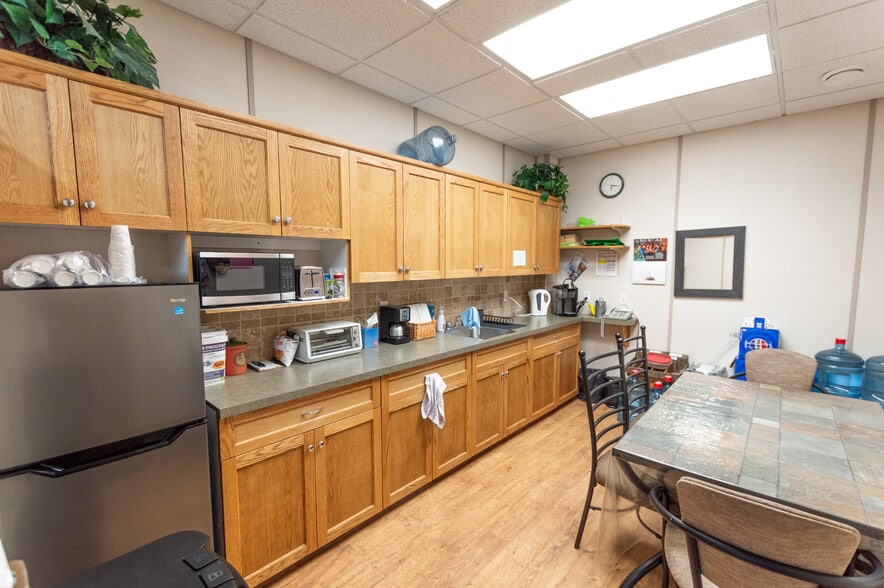 4602 50 St, Stettler, AB for sale - Interior Photo - Image 3 of 31