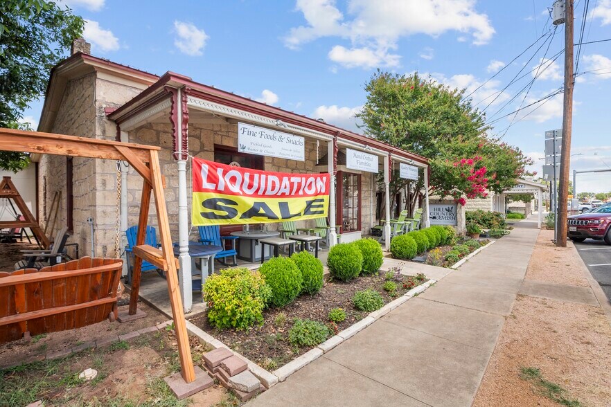 410 W Main St, Fredericksburg, TX for sale - Building Photo - Image 3 of 34