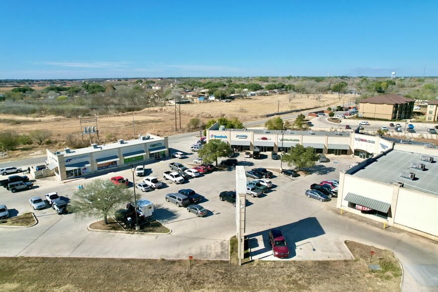 1320 W Oaklawn Dr, Pleasanton, TX for lease - Building Photo - Image 2 of 3