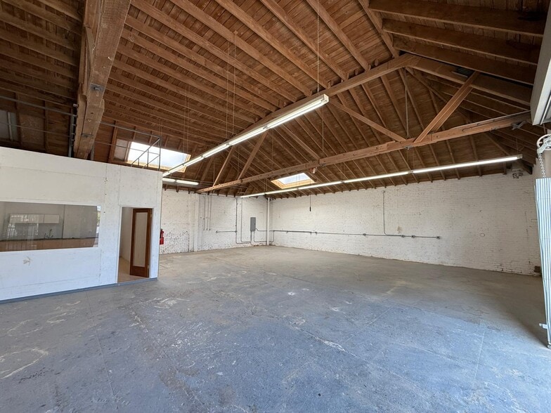 1602 W 39th Pl, Los Angeles, CA for lease - Building Photo - Image 1 of 17
