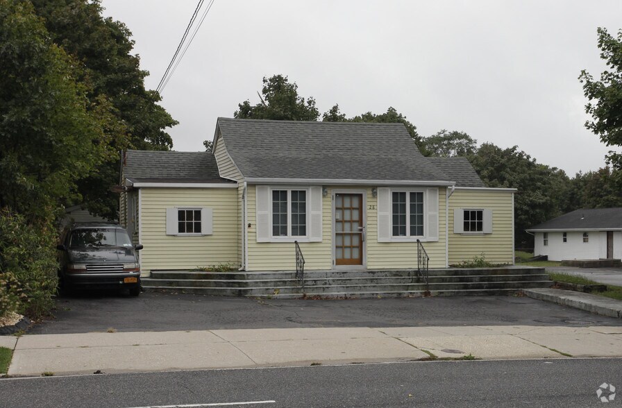 28 N Country Rd, Port Jefferson, NY for sale - Primary Photo - Image 1 of 1