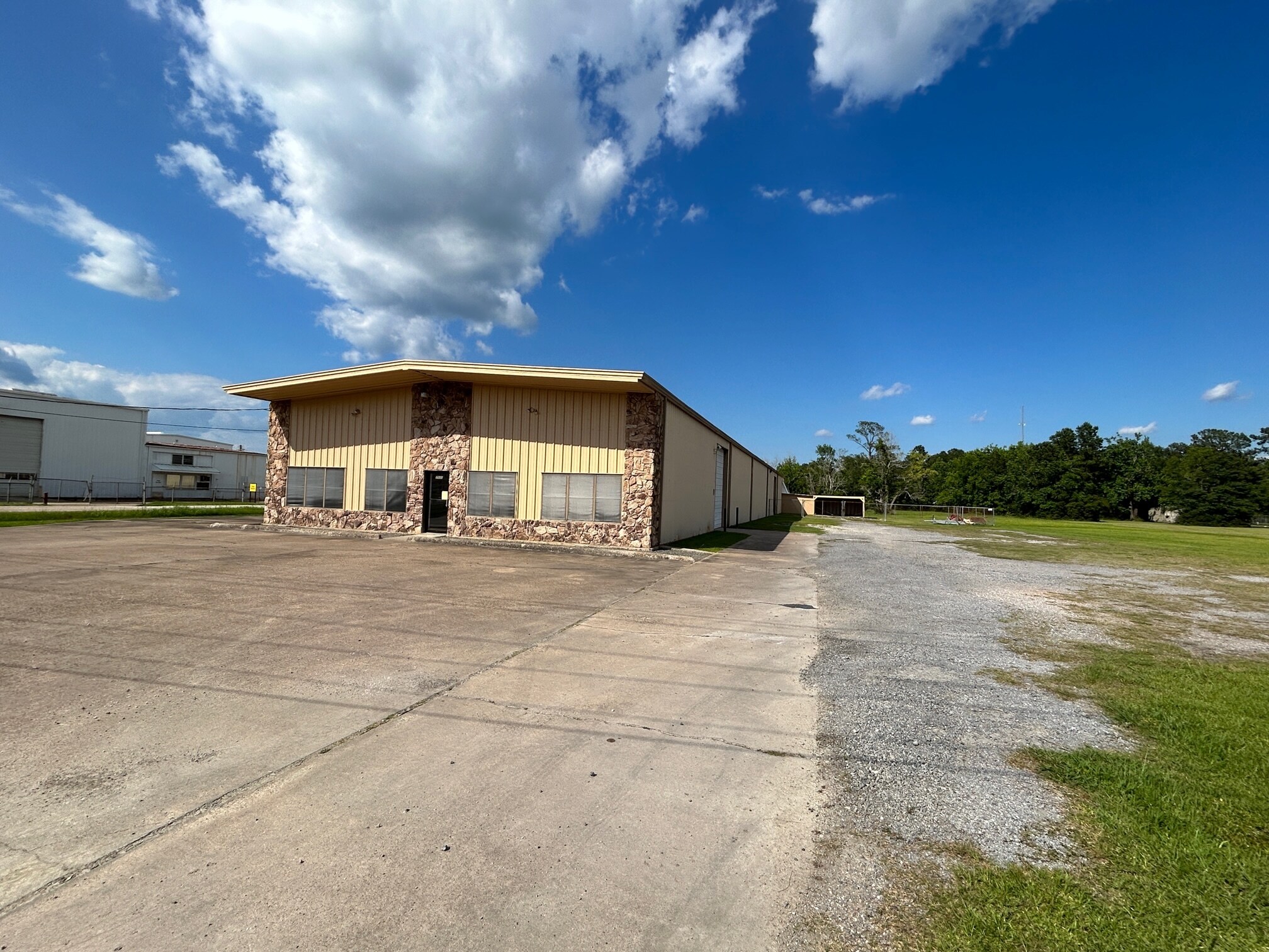 7950 Eastex Fwy, Beaumont, TX 77708 Hwy 69 N Office / Warehouse