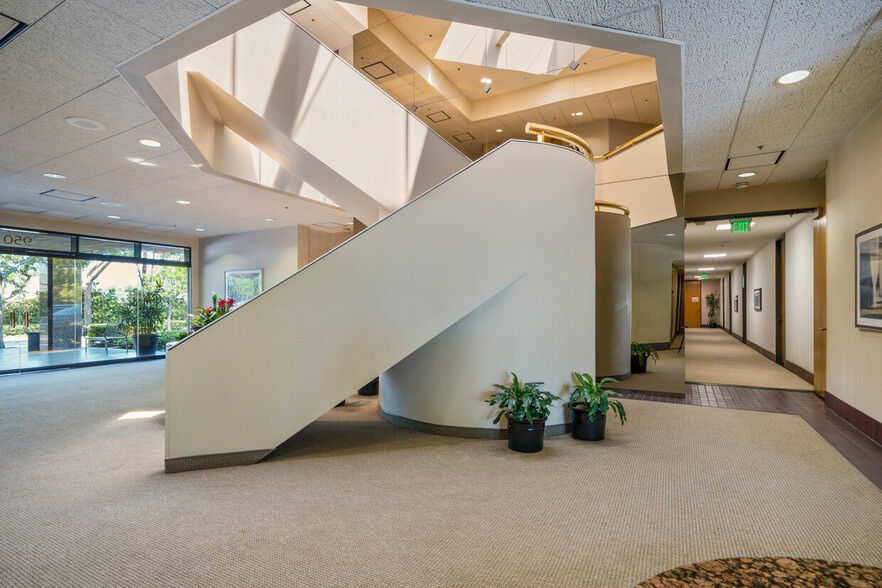 950 S Coast Dr, Costa Mesa, CA for lease - Lobby - Image 3 of 16