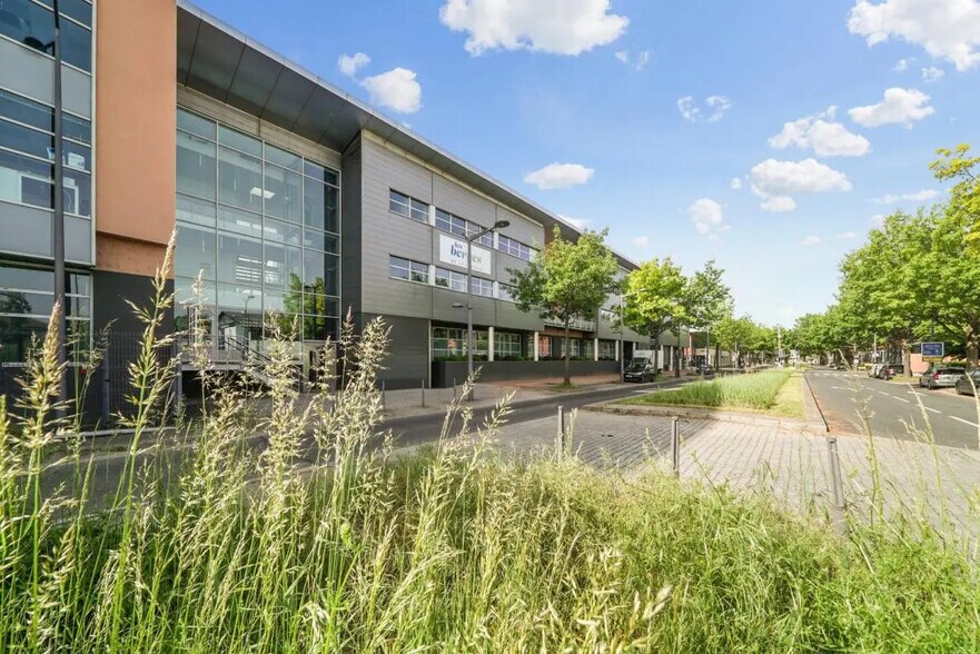 9 Avenue Des Saules, OULLINS-PIERRE-BÉNITE for sale - Building Photo - Image 2 of 13