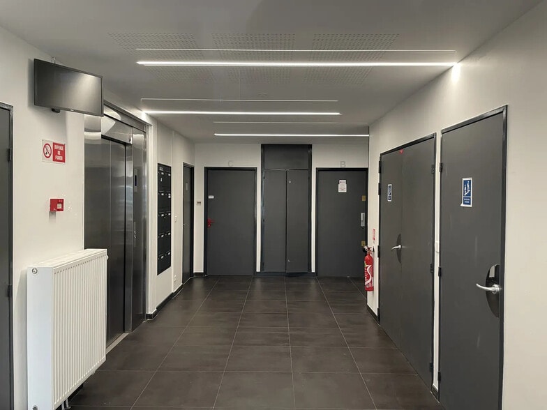 Flex in Nanterre for lease - Lobby - Image 2 of 5