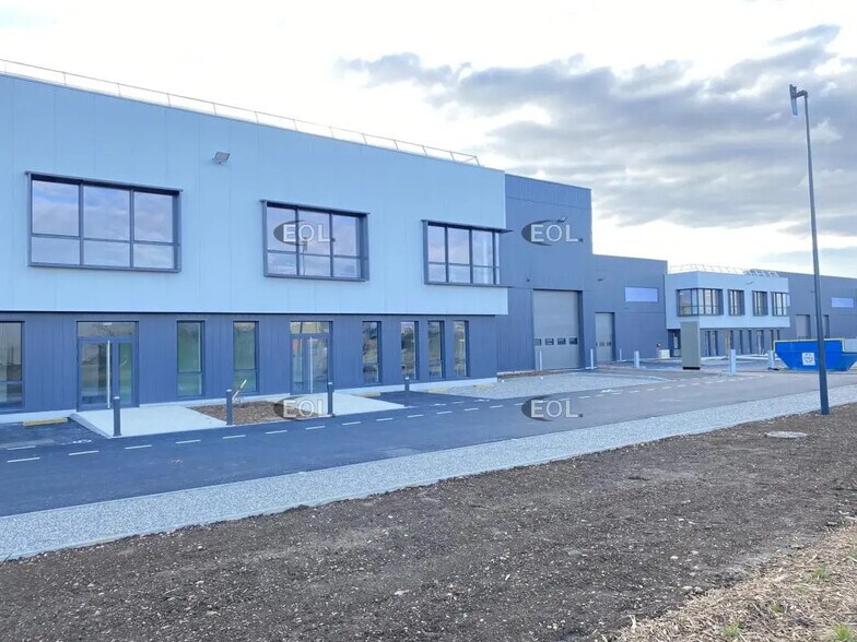 Flex in Saint-Priest for lease - Building Photo - Image 3 of 7