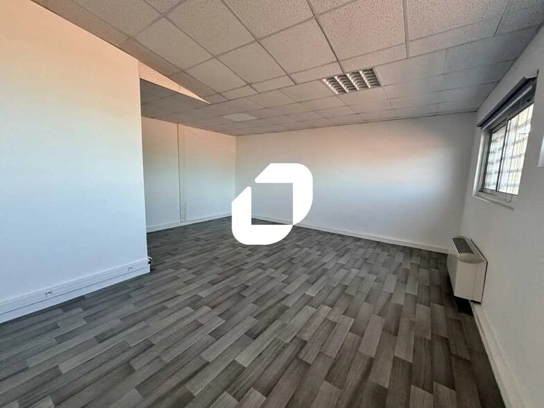 Office in Bordeaux for lease - Interior Photo - Image 3 of 8