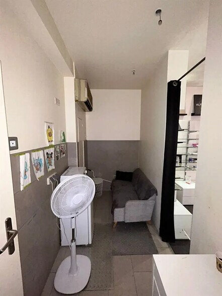 Retail in Paris for lease - Interior Photo - Image 2 of 2