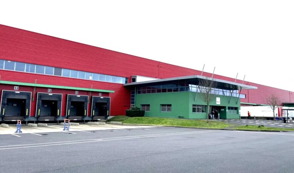 Industrial in Le Coudray-Montceaux for lease - Building Photo - Image 1 of 18