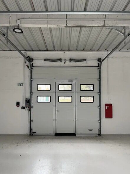 Industrial in Maurepas for sale - Interior Photo - Image 3 of 13