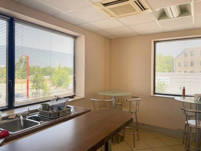 Office in Chambéry for lease - Interior Photo - Image 2 of 7