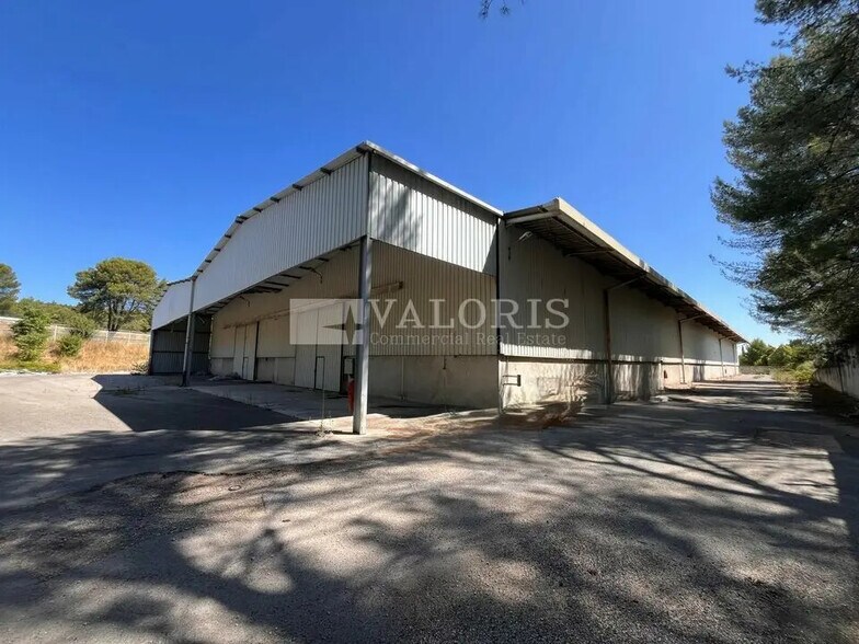 Industrial in Bouc-Bel-Air for lease - Building Photo - Image 1 of 3