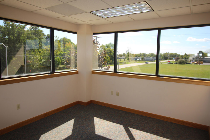 8310 Clinton Park Dr, Fort Wayne, IN for lease - Interior Photo - Image 3 of 8