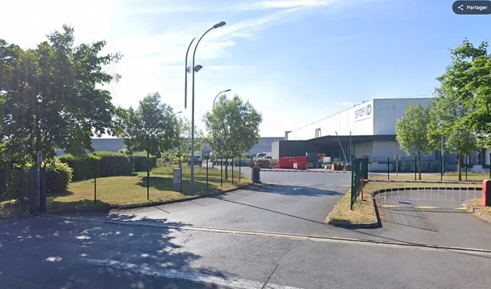 Office in Saint-Ouen-l'Aumône for lease - Building Photo - Image 1 of 8