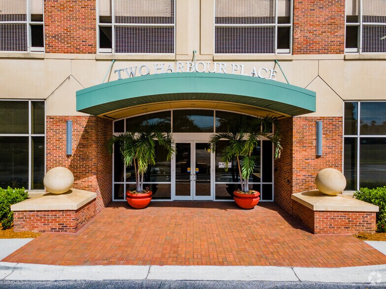 302 Knights Run Ave, Tampa, FL for lease - Building Photo - Image 3 of 11