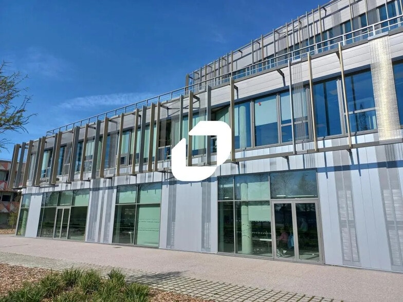 Office in Lezennes for lease - Building Photo - Image 1 of 12