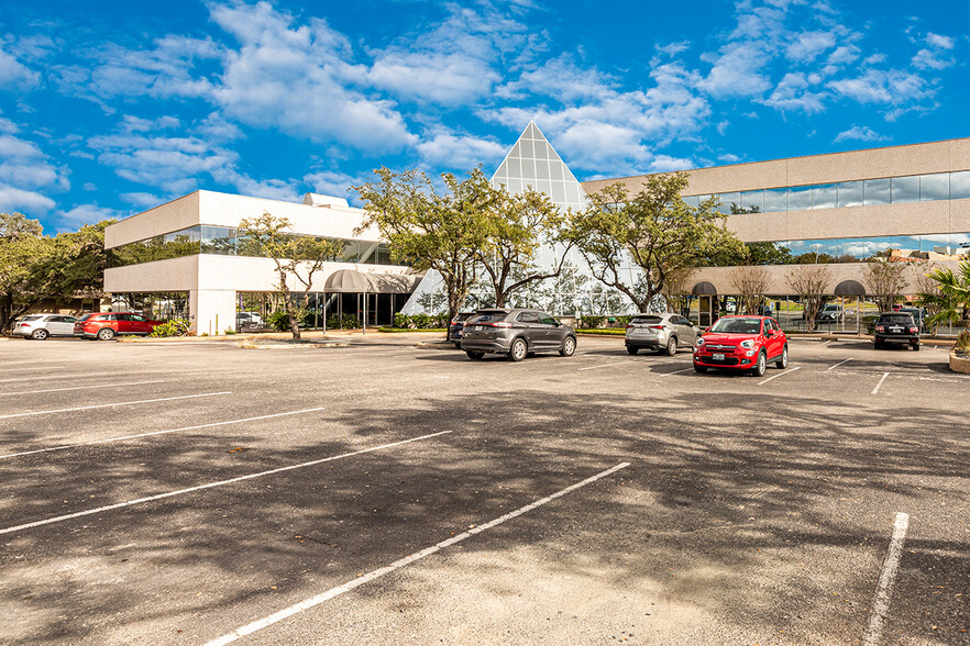 7434 Louis Pasteur Dr, San Antonio, TX for lease - Building Photo - Image 2 of 17