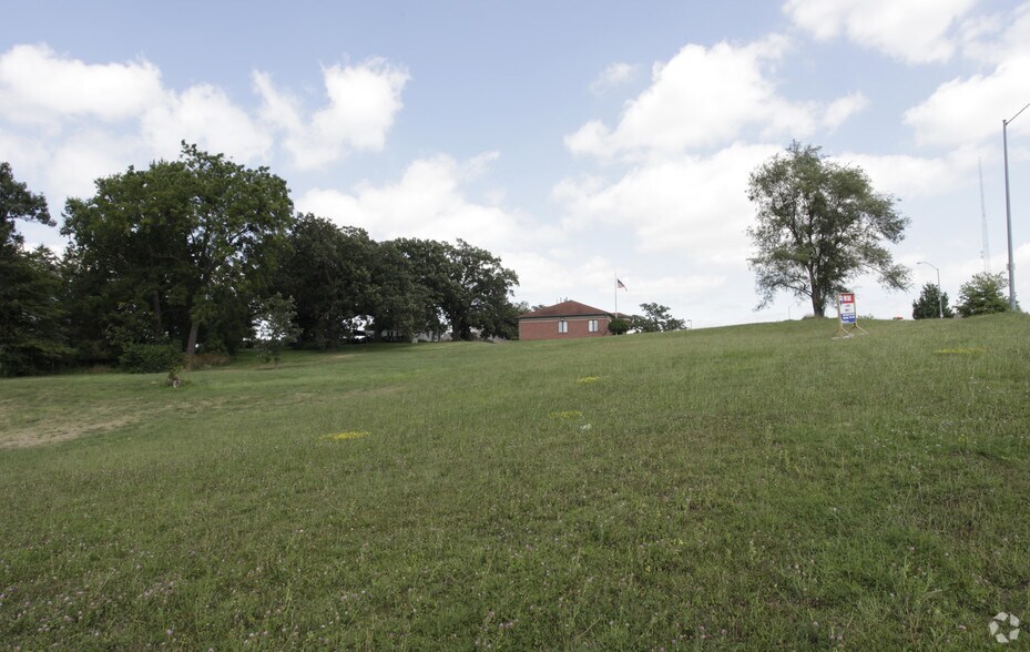 5040 Maple Dr, Pleasant Hill, IA for sale - Primary Photo - Image 1 of 1