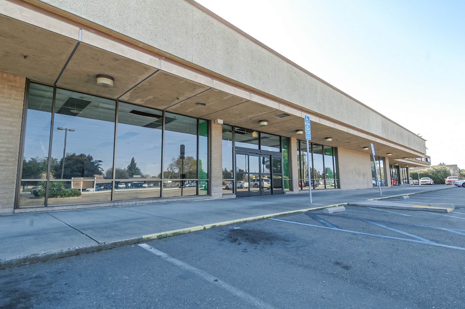 11401148 Hammer Ln, Stockton, CA 95207