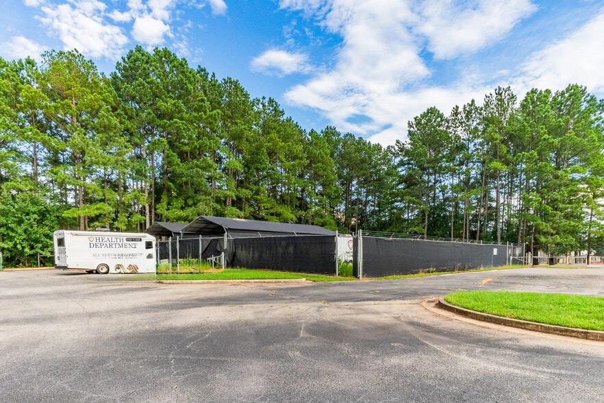 Fully Leased Portfolio AthensGA portfolio of 3 properties for sale on LoopNet.com - Building Photo - Image 3 of 7