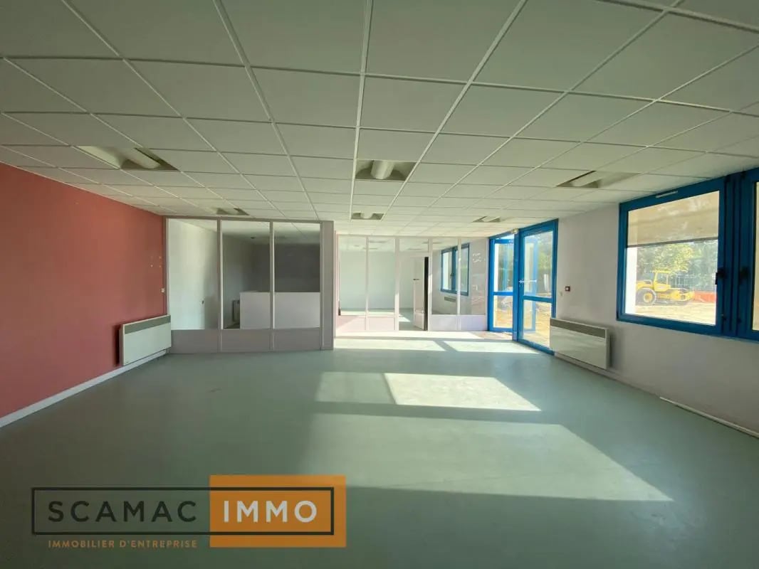 Office in Ris-Orangis for lease Interior Photo- Image 1 of 2