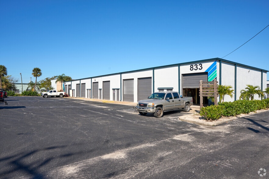 895 NE Dixie Hwy, Jensen Beach, FL for lease - Building Photo - Image 3 of 27