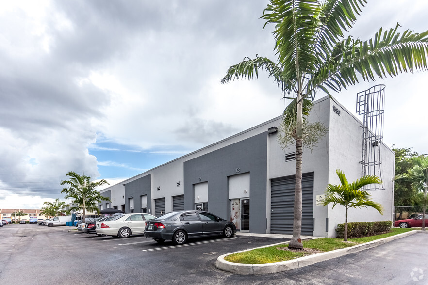 1580 W 38th Pl, Hialeah, FL for sale - Primary Photo - Image 1 of 1