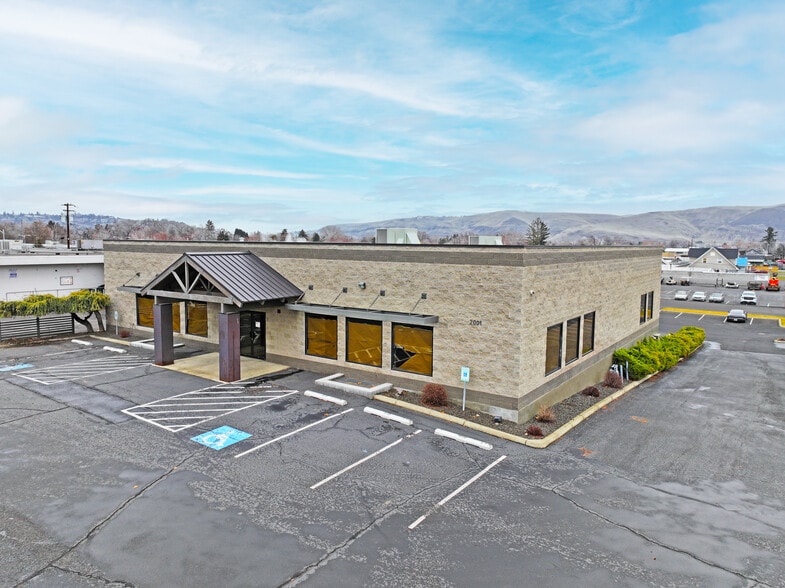 2001 W Lincoln Ave, Yakima, WA for sale - Building Photo - Image 1 of 17