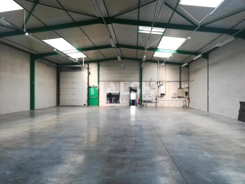 Office in Saint-Genis-Laval for lease - Interior Photo - Image 2 of 13