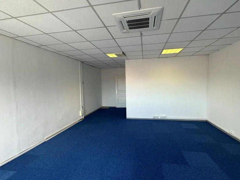 Office in Aubagne for lease - Building Photo - Image 2 of 4