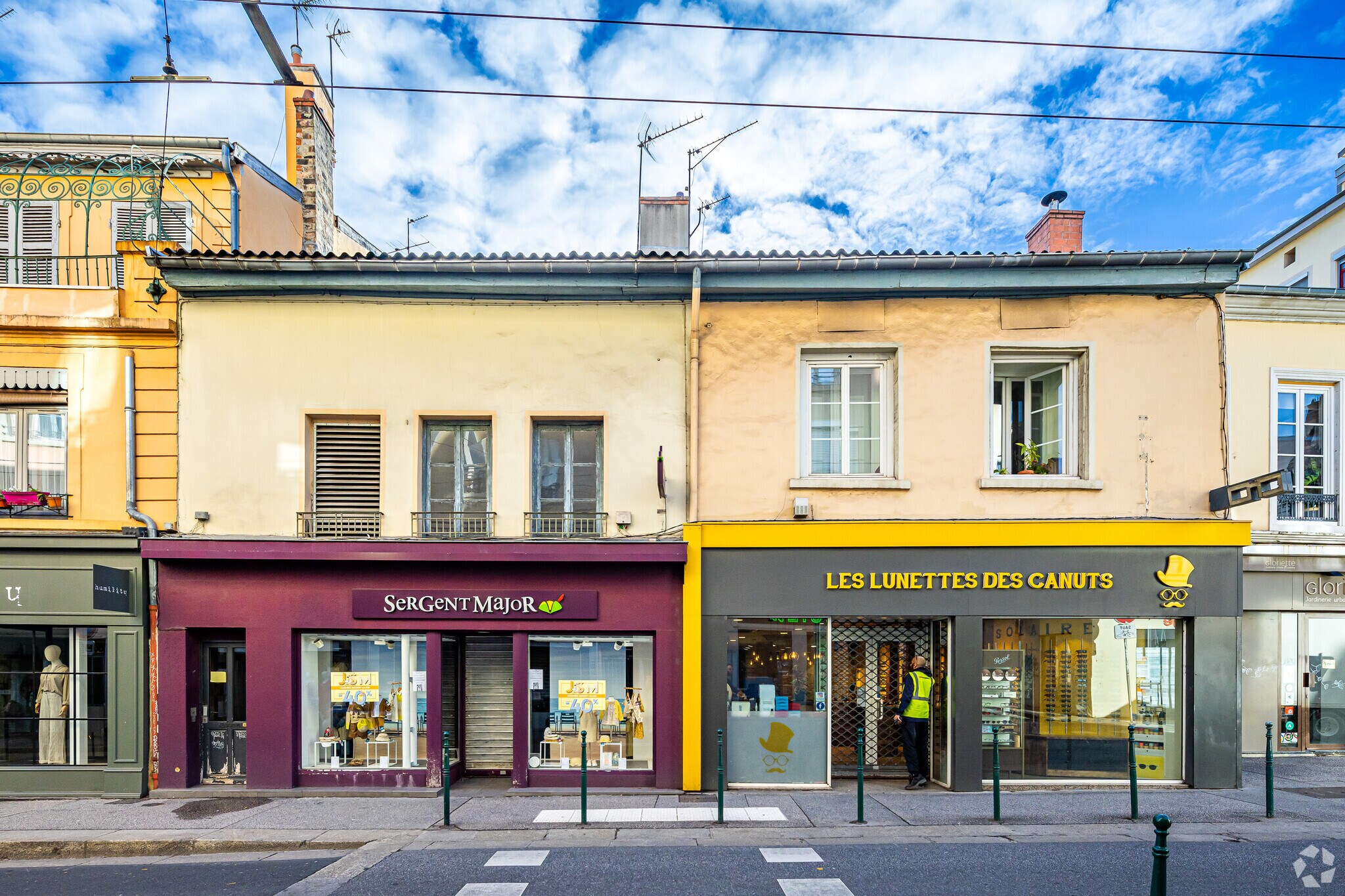 Retail in Lyon for lease Primary Photo- Image 1 of 3