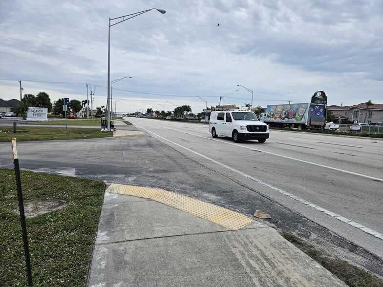 4805 S Cleveland Ave, Fort Myers, FL for lease - NeighborhoodPhoto - Image 3 of 14