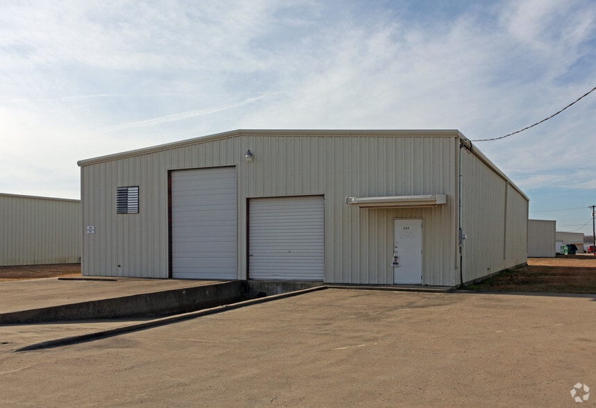 205 Industrial Dr, Forney, TX for lease - Building Photo - Image 3 of 3