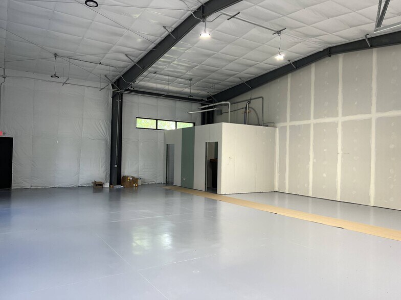 574 Hudson River Rd, Waterford, NY for lease - Building Photo - Image 3 of 5