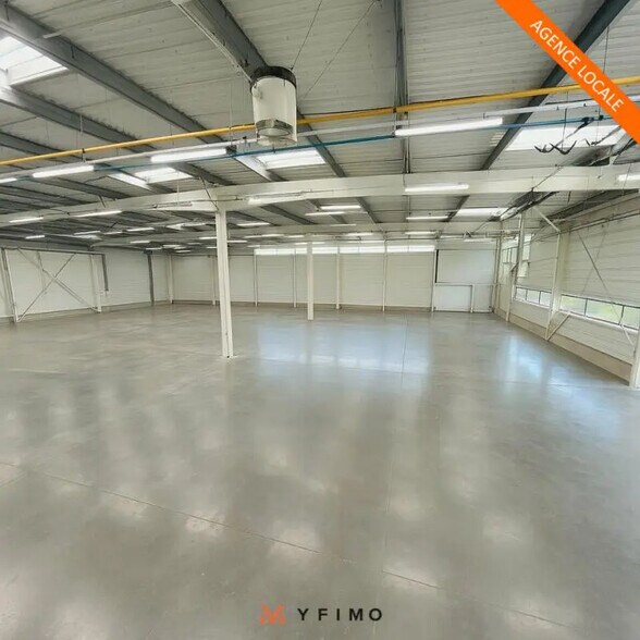 Flex in Élancourt for lease - Interior Photo - Image 2 of 8