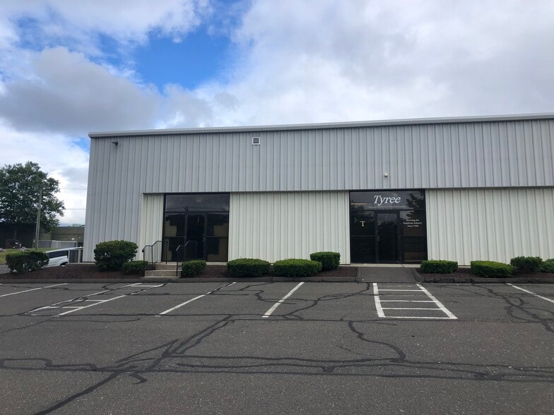 72 Gray's Bridge Rd, Brookfield, CT for lease - Building Photo - Image 1 of 3