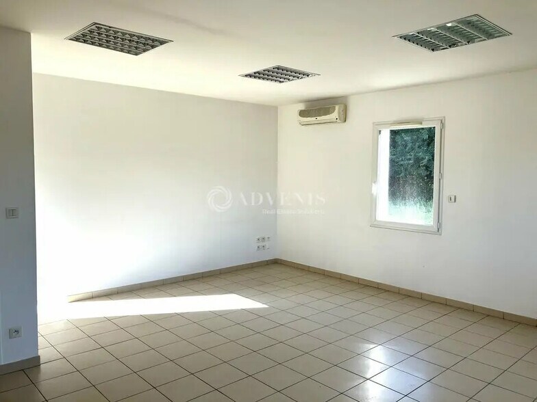 Office in Saint-Doulchard for lease - Building Photo - Image 3 of 5