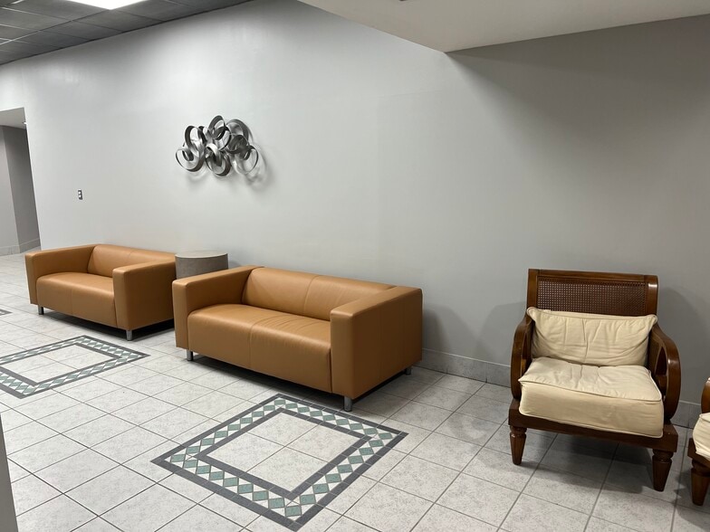 31500 W 13 Mile Rd, Farmington Hills, MI for lease - Interior Photo - Image 3 of 27