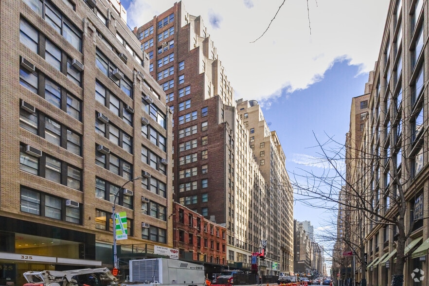307 W 38th St, New York, NY for lease - Primary Photo - Image 1 of 22