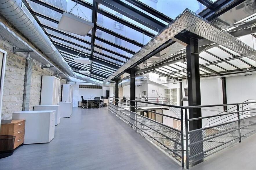 205 Rue Du Faubourg Saint-Martin, Paris for lease - Interior Photo - Image 2 of 8