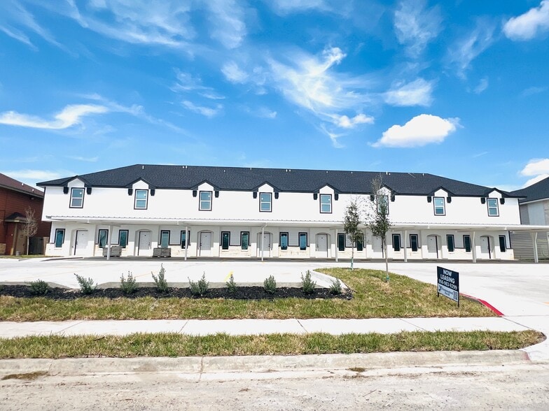 1300 Hummingbird Ct, Pharr, TX for sale - Building Photo - Image 1 of 19