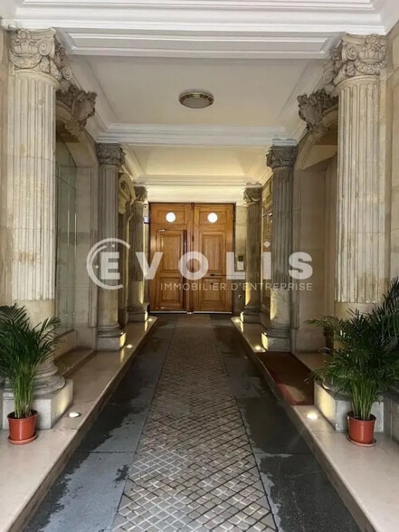 Office in Paris for lease - Lobby - Image 2 of 9