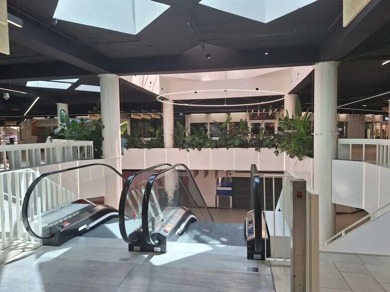 Retail in Bordeaux for lease - Building Photo - Image 3 of 5