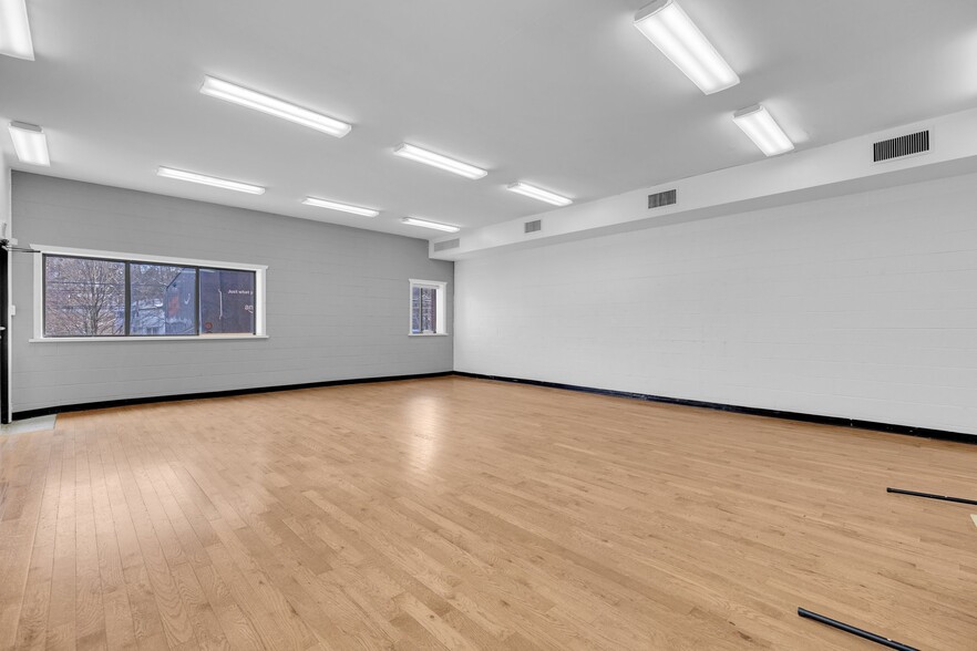 215 Bridgeport Ave, Shelton, CT for lease - Interior Photo - Image 3 of 19