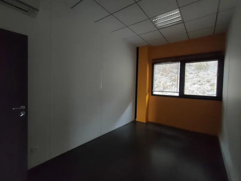 Office in Saint-Jean for lease - Interior Photo - Image 2 of 9