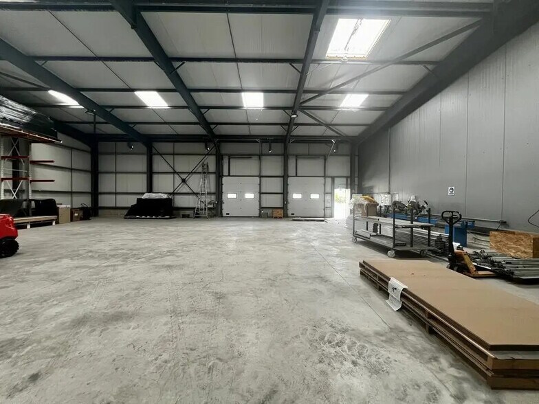 Flex in Cavaillon for lease - Interior Photo - Image 3 of 8