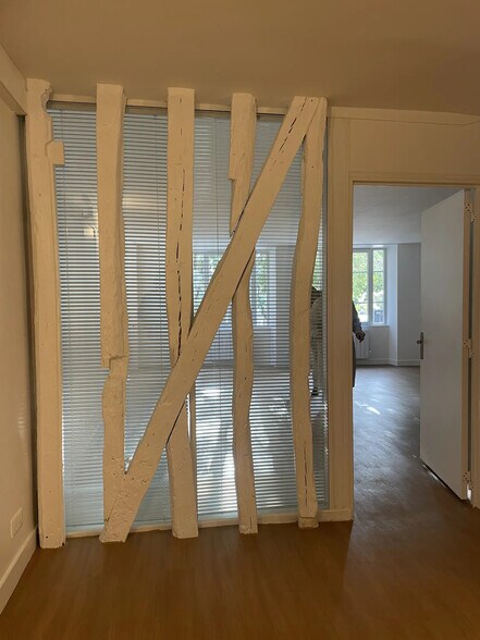 8 Place Sainte-Opportune, Paris for lease - Interior Photo - Image 3 of 3