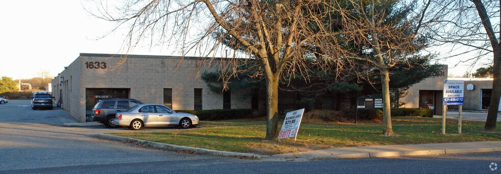 1631-1633 Sycamore Ave, Bohemia, NY for sale - Primary Photo - Image 1 of 1
